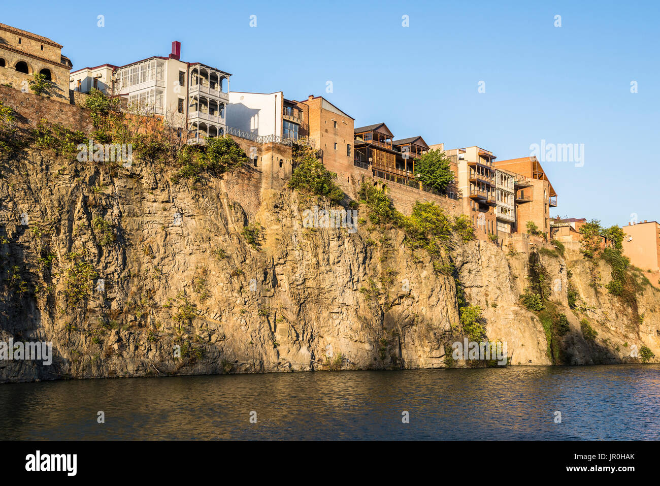 Una sponda ripida del Kura (Mtkvari) River a Tbilisi con Compact pianificazione residenziale; Tbilisi, Georgia Foto Stock