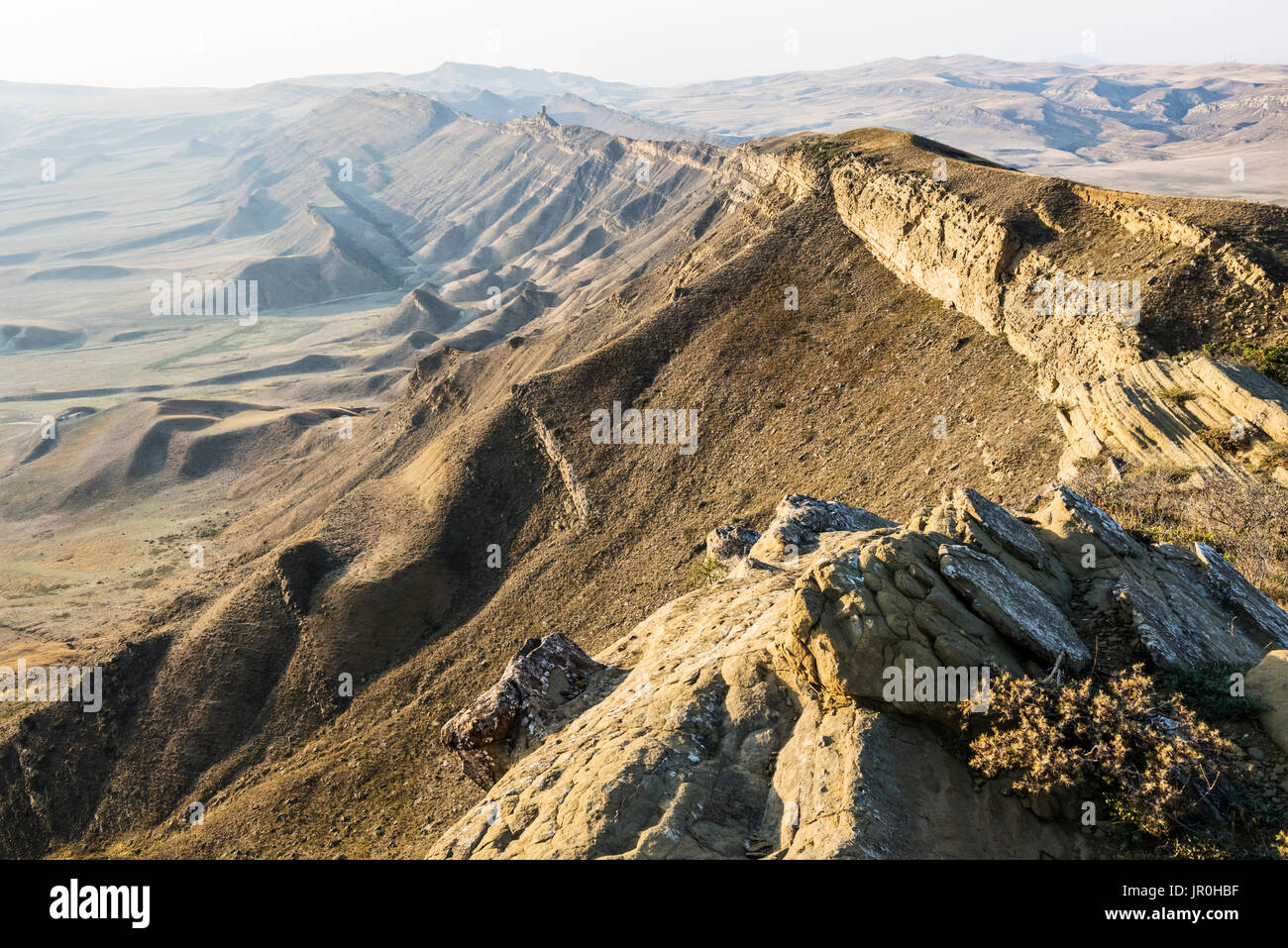 Un Crinale al discutibile Georgia-Azerbaijan confine con ben visibili i resti del monastero di antica torre; Kakheti, Georgia Foto Stock