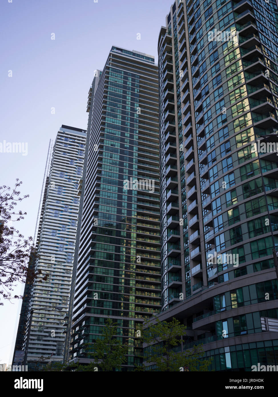 Basso angolo vista della Torre di un condominio in una fila contro un cielo blu; Toronto, Ontario, Canada Foto Stock