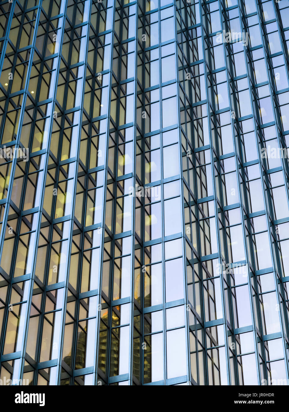 Vista in dettaglio della facciata di vetro di un edificio per uffici, Royal Bank Plaza; Toronto, Ontario, Canada Foto Stock