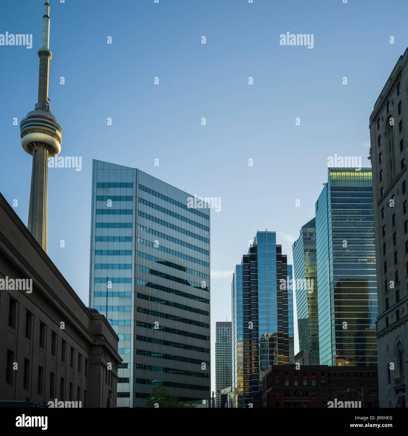 La CN Tower e una vista di numerosi grattacieli con una varietà di stili architettonici contro un cielo blu; Toronto, Ontario, Canada Foto Stock