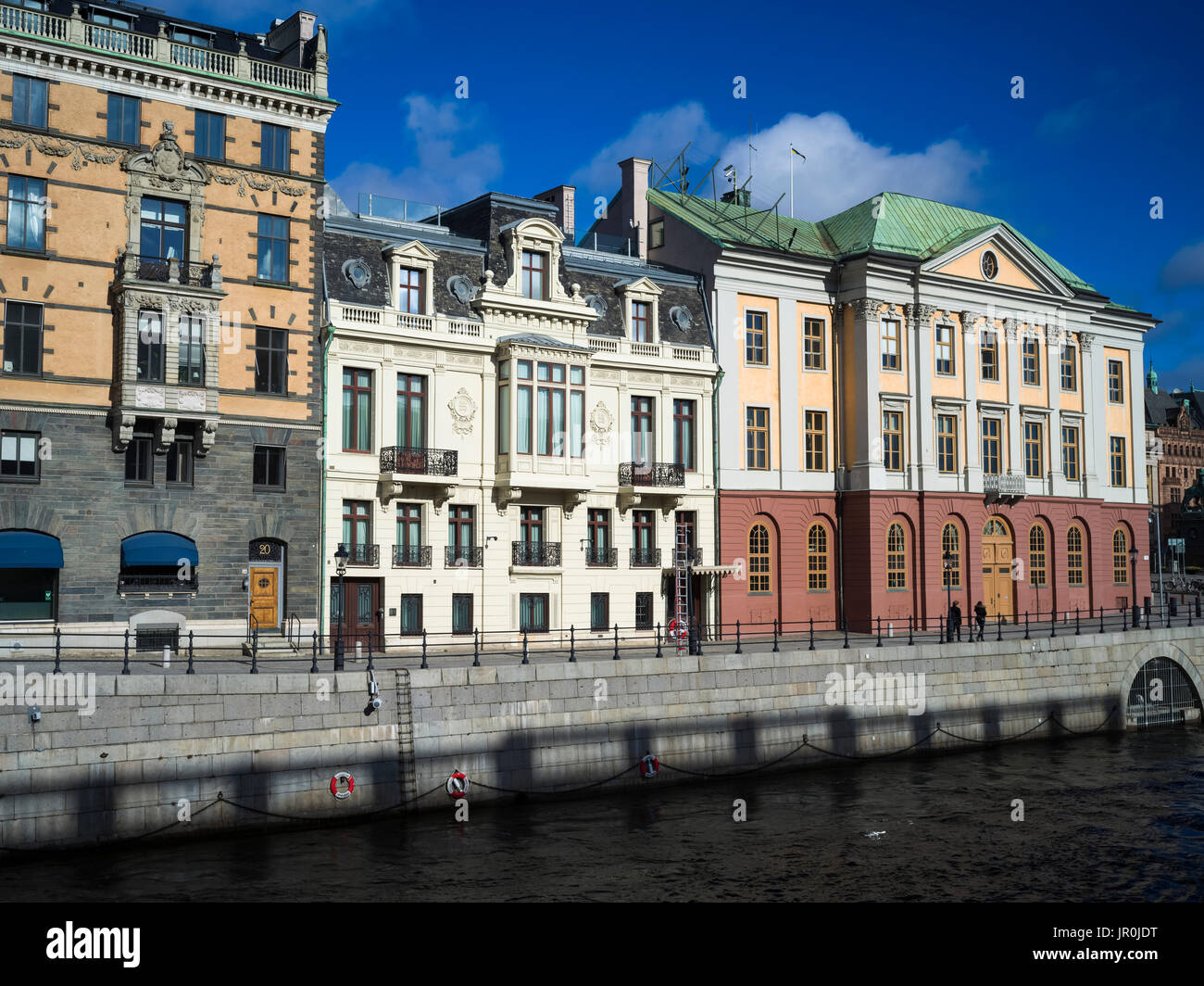 Gli edifici colorati lungo l'acqua; Stoccolma, Svezia Foto Stock