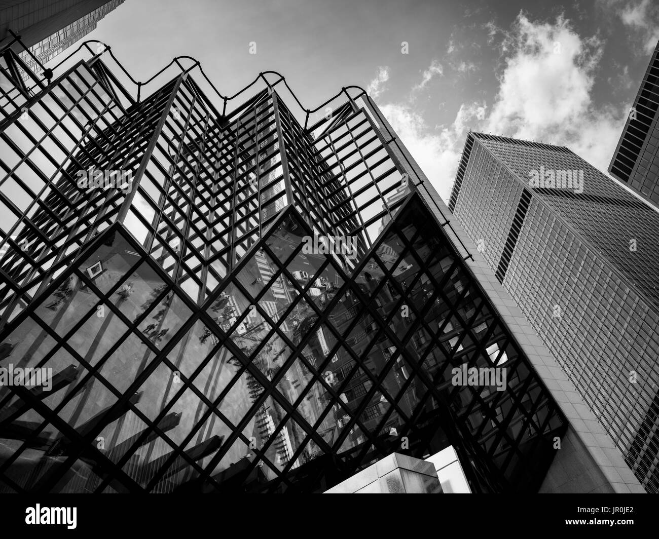 Basso angolo vista della Royal Bank Plaza in bianco e nero; Toronto, Ontario, Canada Foto Stock