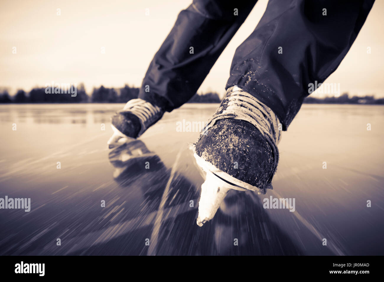 Pattinaggio sul ghiaccio con pattini da hockey su una superficie  ghiacciata; Alaska, Stati Uniti d'America Foto stock - Alamy