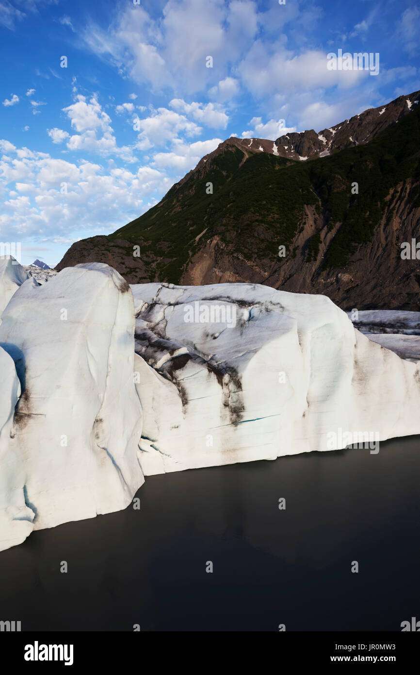 Congelati scogliere di ghiaccio e neve lungo il litorale di Kachemak Bay State Park; Alaska, Stati Uniti d'America Foto Stock