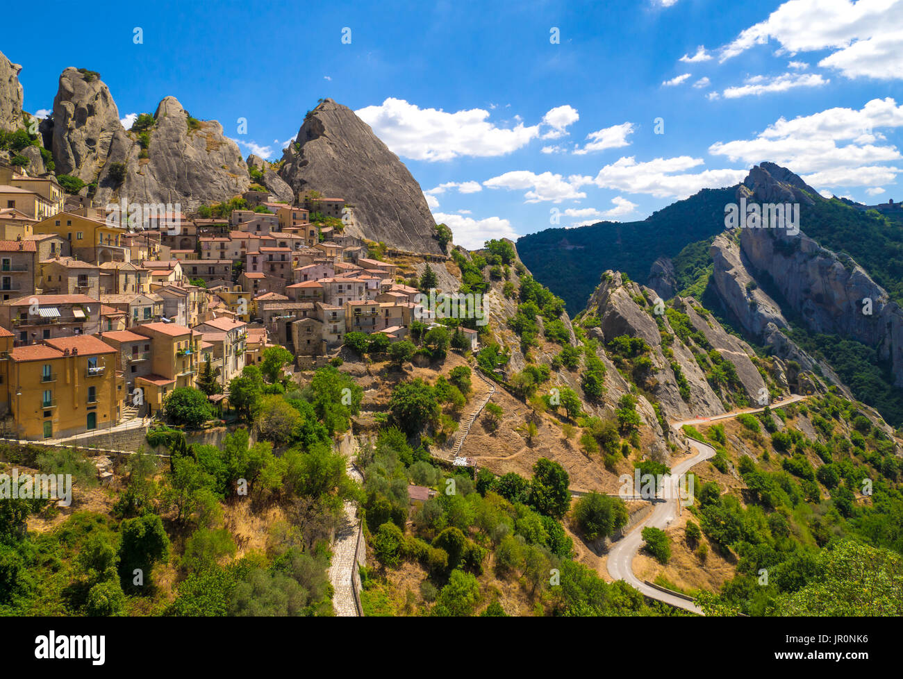 Castelmezzano (Italia) - un piccolo villaggio di altitudine, scavato nella roccia nel parco naturale delle Dolomiti Lucane, Basilicata, famoso per 'Angel' DI VOLO Foto Stock