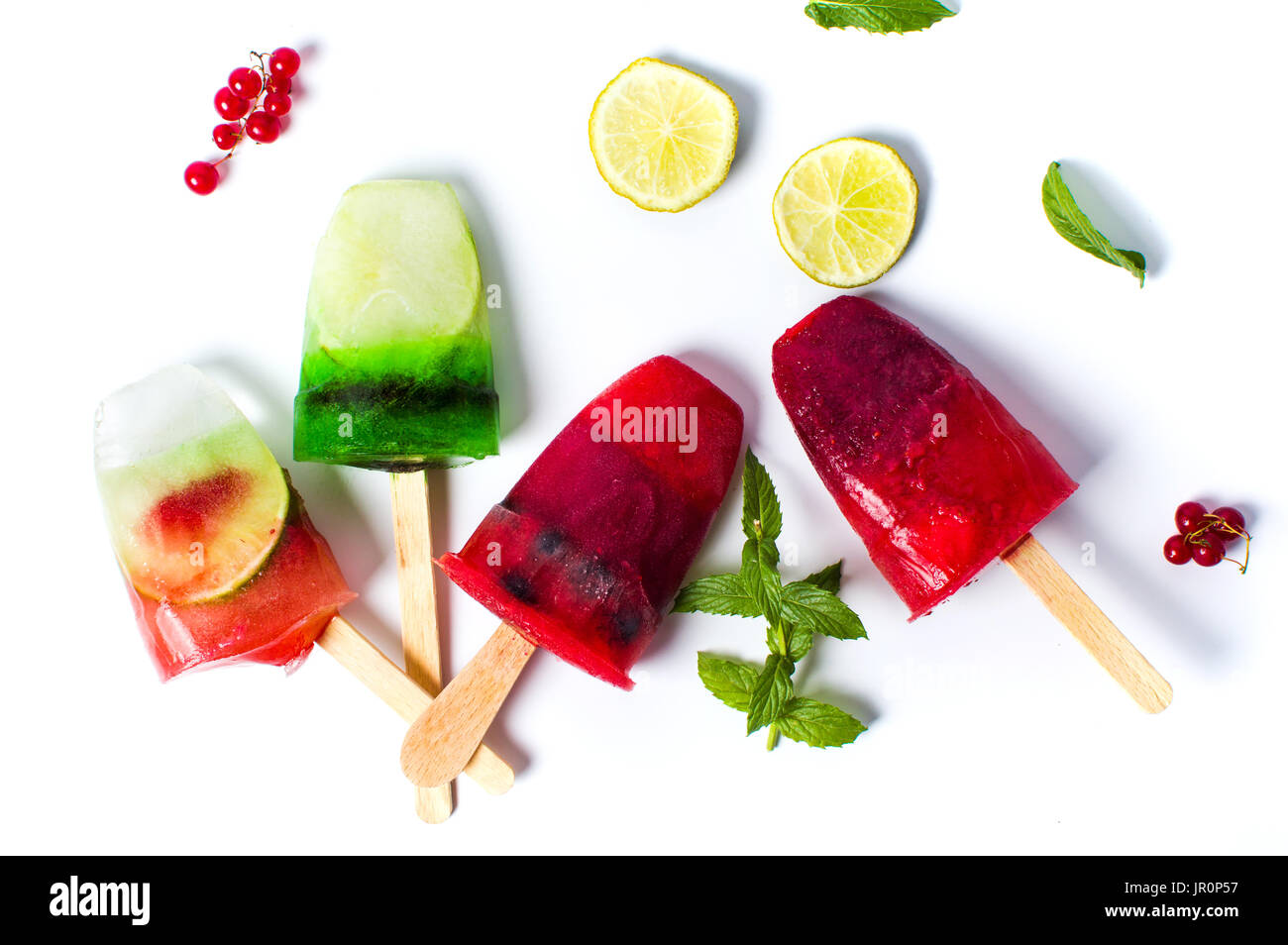 Frutto popsicles gelati isolati su sfondo bianco Foto Stock