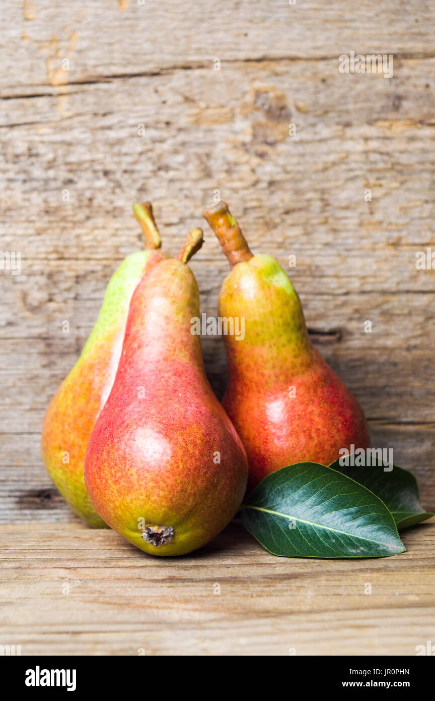 Freschi frutti di pera su un sfondo di legno Foto Stock