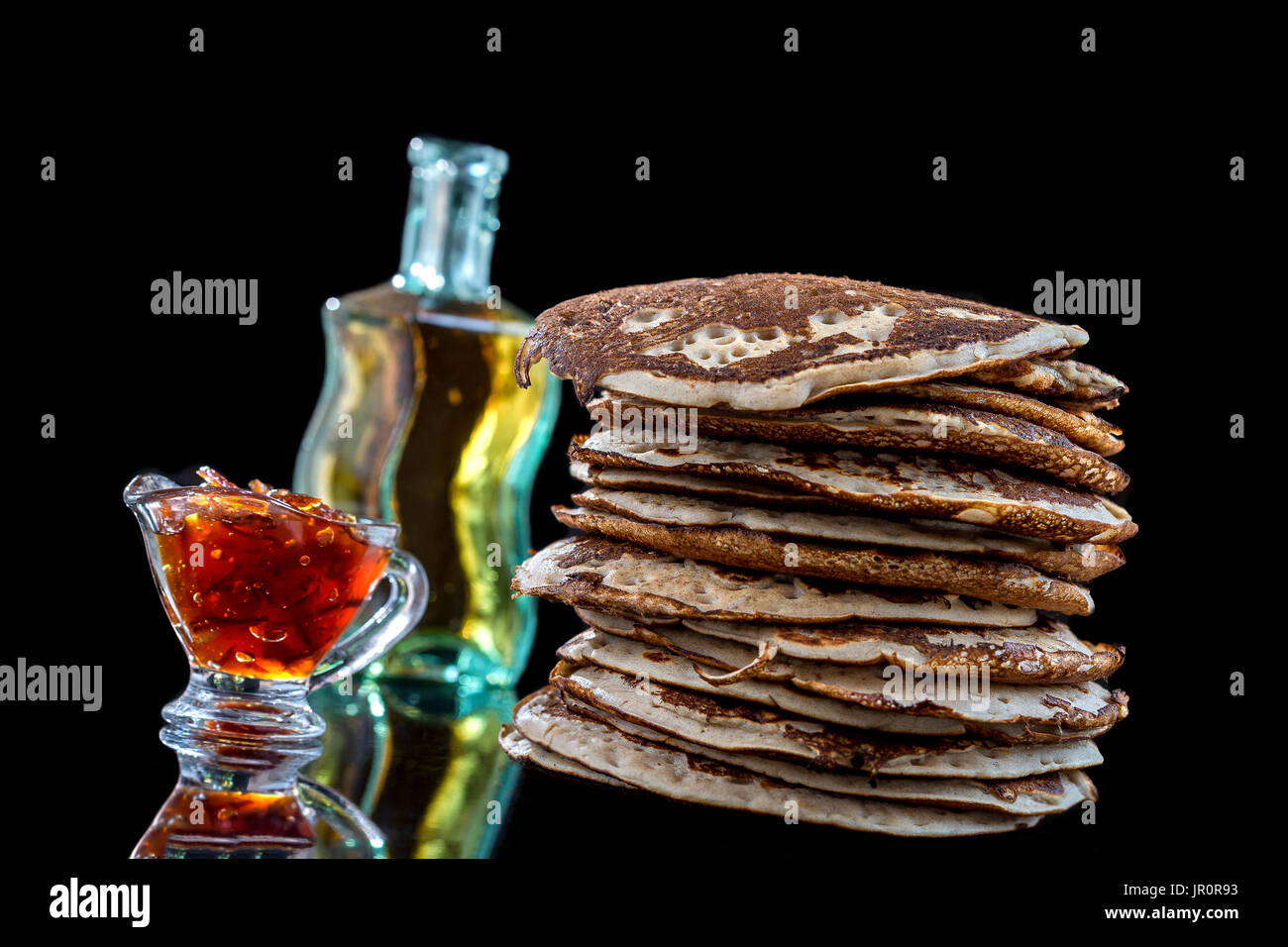 Glutten-free frittelle con marmellata e sciroppo d'acero, bio ingredienti salutari, su nero Foto Stock