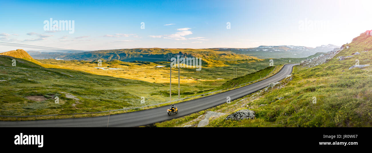 Panorama di strada con la bicicletta. La natura in Norvegia. Blu cielo nuvoloso e montagne. Paese nordico. Viaggiare in Europa e Scandinavia. Foto Stock