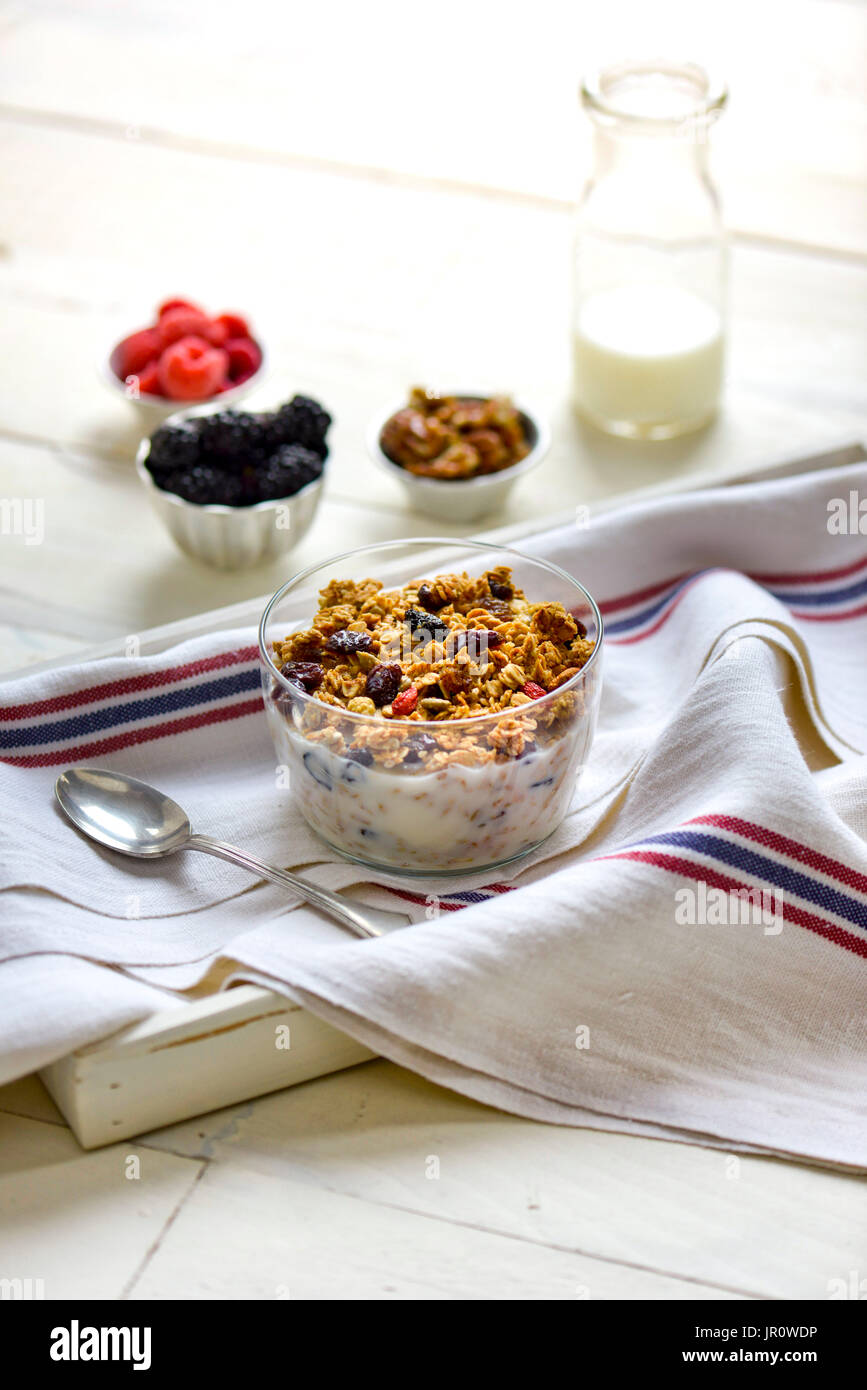 Muesli, il cibo a colazione, granola e bacche Foto Stock