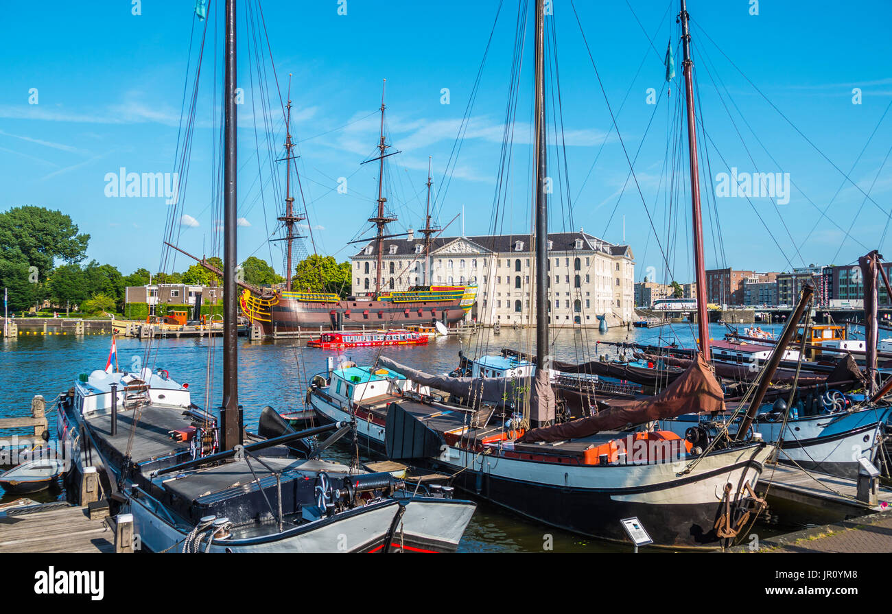 Belle barche nel porto di Amsterdam - Amsterdam - Olanda 2017 Foto Stock