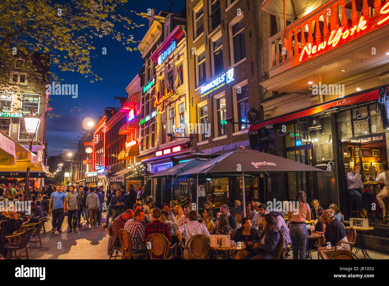 Grande vita notturna di Amsterdam - la famosa piazza Leidse - AMSTERDAM - PAESI BASSI 2017 Foto Stock