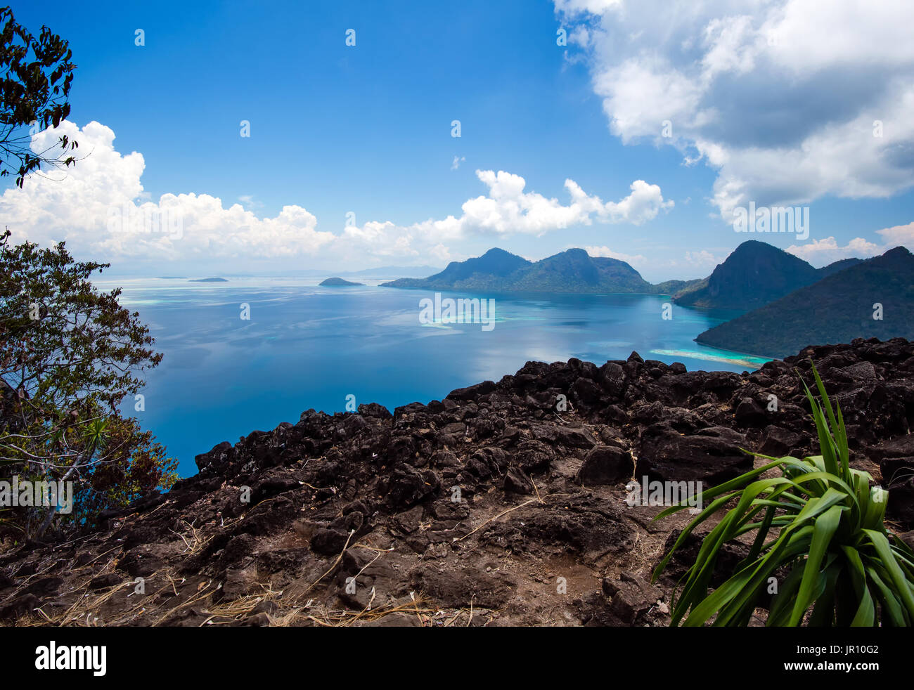 Vista sulla sommità del Bohey dulang isola in Tun Sakaran Marine Park nelle vicinanze di Sipidan Mabul isola, uno dei top world sito di immersione nel mondo. Foto Stock