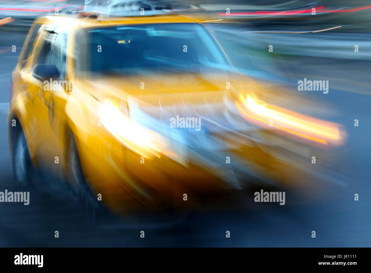Moto sfocata New York City taxi su autostrada Foto Stock