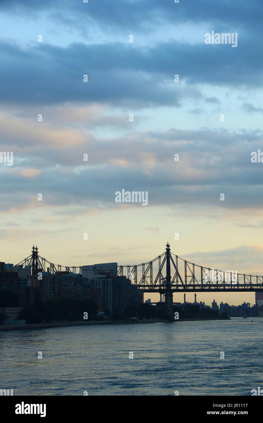Silhouette di 59th Street Bridge al tramonto Foto Stock
