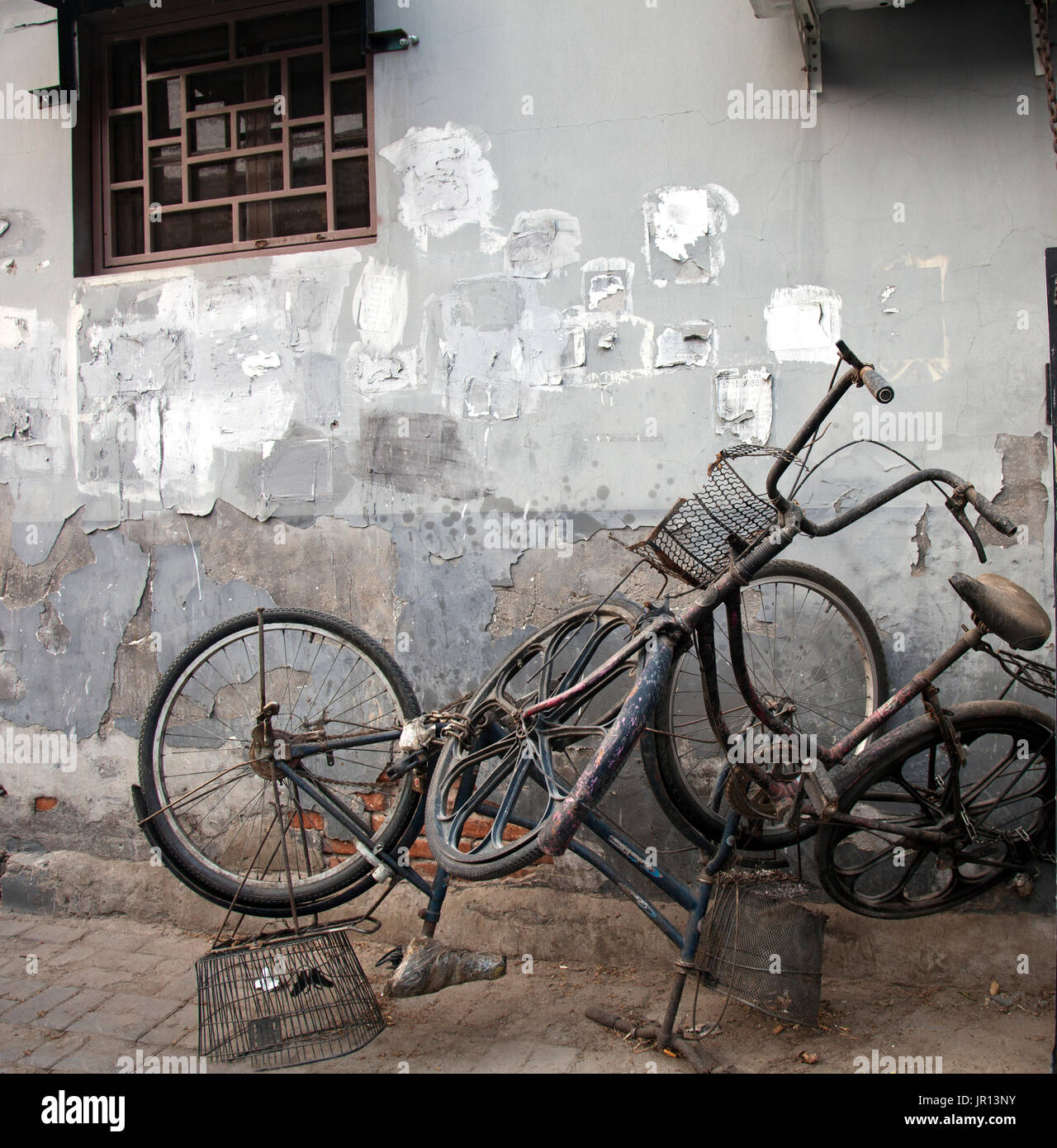 Usurati biciclette riempire un angolo in Wangzuo Hutong di Pechino, Cina. Foto Stock