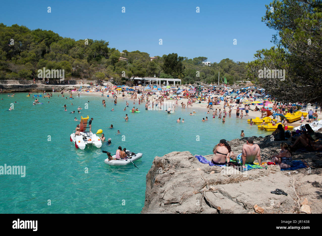Beachgoers in estate il sole, Cala Mondrago, Mallorca, Spagna Foto Stock