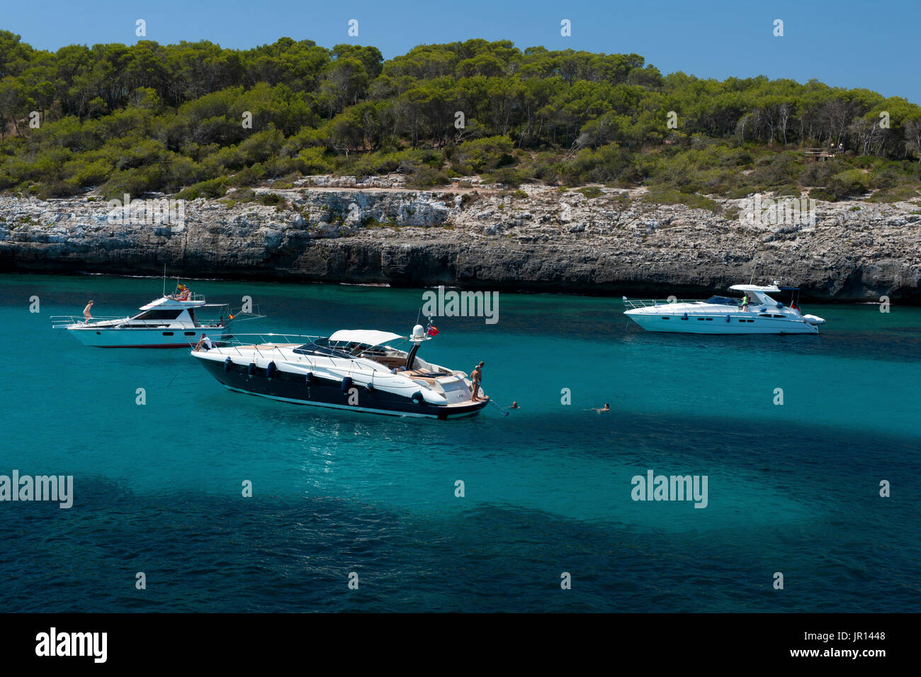 Costoso yacht ancorati in Cala Mondrago, Mallorca, Spagna Foto Stock