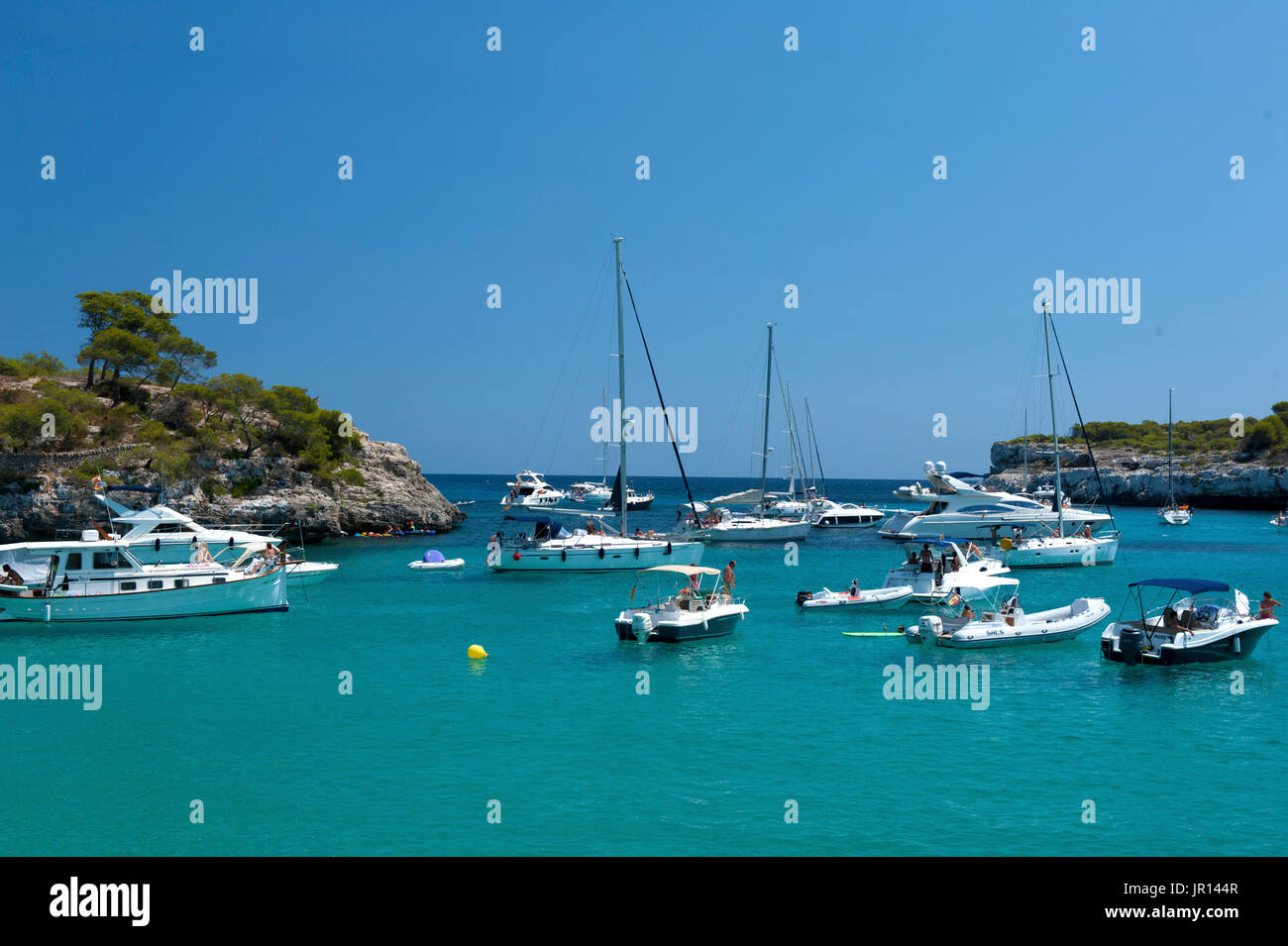 Costoso yacht ancorati in Cala Mondrago, Mallorca, Spagna Foto Stock