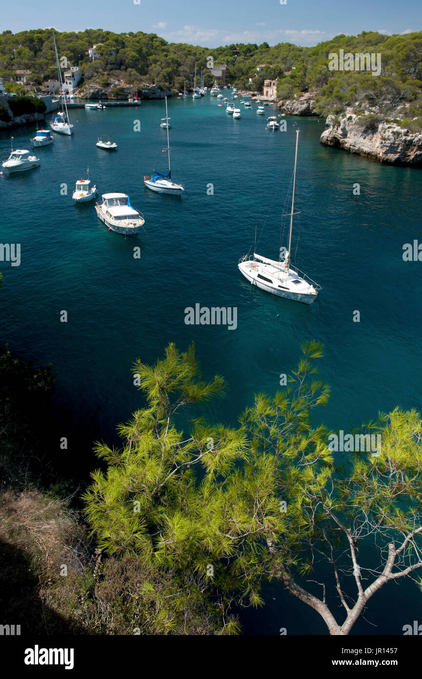 Costoso yacht ancorati in Cala Figuera, Maiorca, SPAGNA Foto Stock