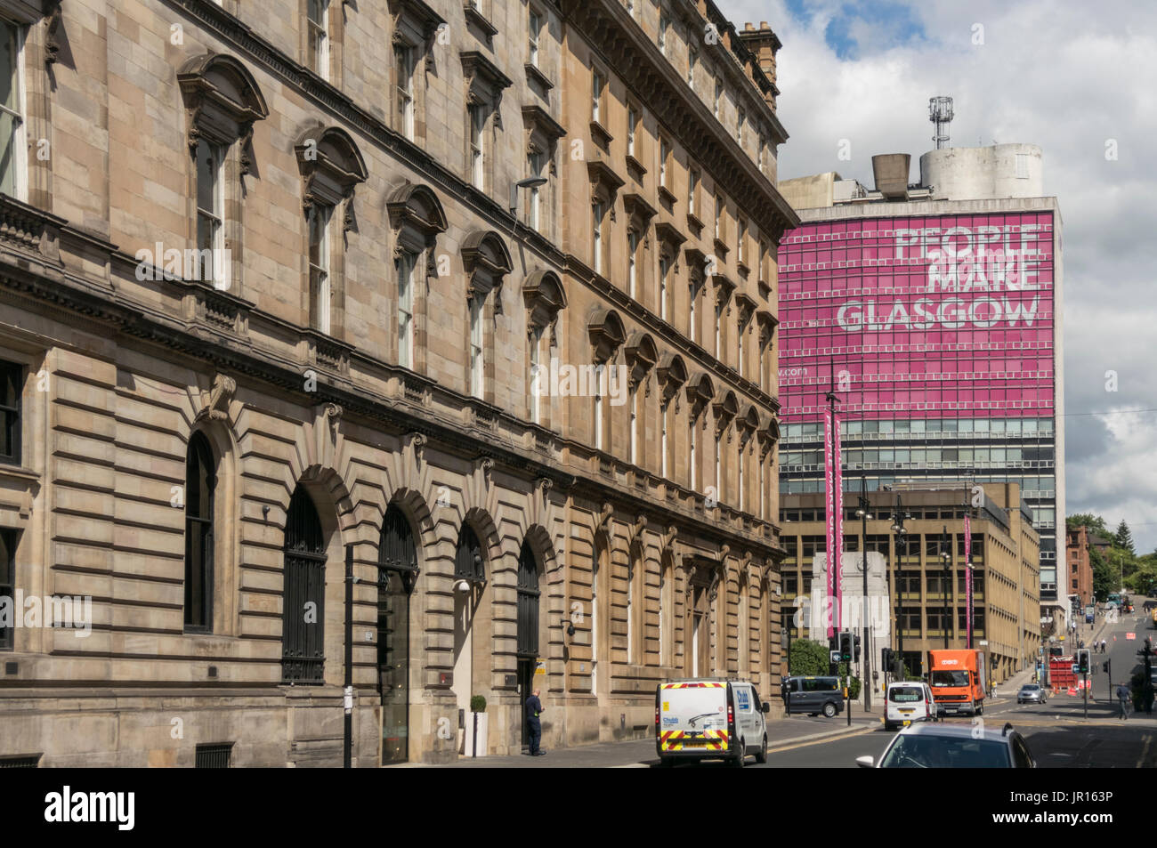 Grandi sono le persone a fare segno di Glasgow tra architettura di Glasgow, Glasgow, Scotland, Regno Unito Foto Stock