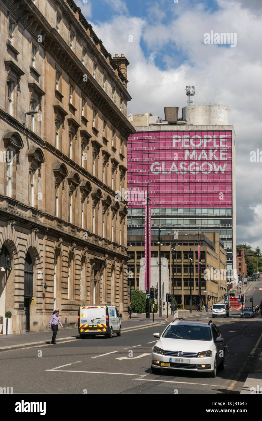Grandi sono le persone a fare segno di Glasgow tra architettura di Glasgow, Glasgow, Scotland, Regno Unito Foto Stock