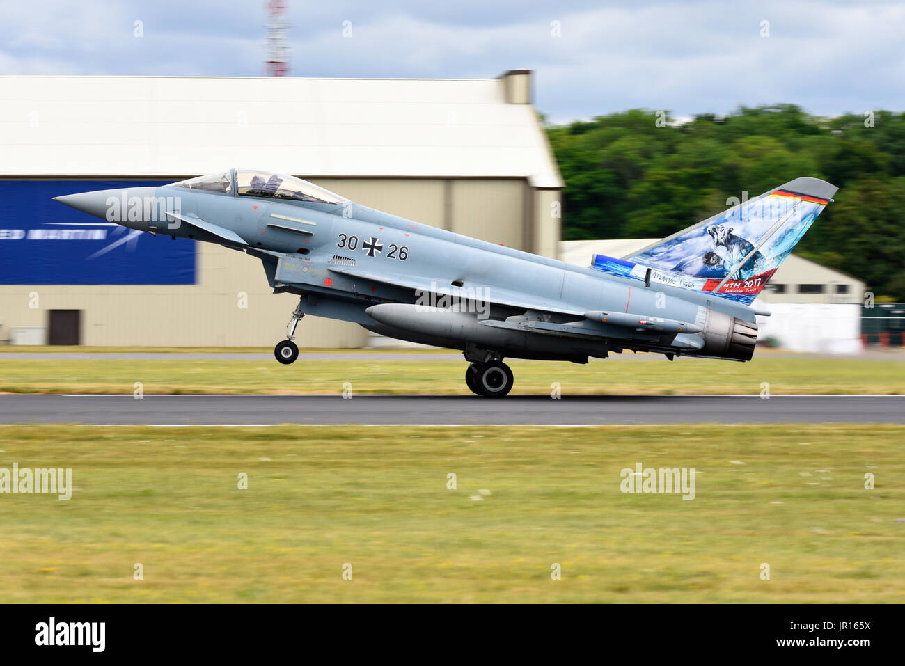 Eurofighter EF2000 Typhoon 30-26 dell'Aeronautica militare tedesca atterra a RAF Fairford. Coda speciale verniciata per l'esercizio Atlantic Tiger 2017 Foto Stock