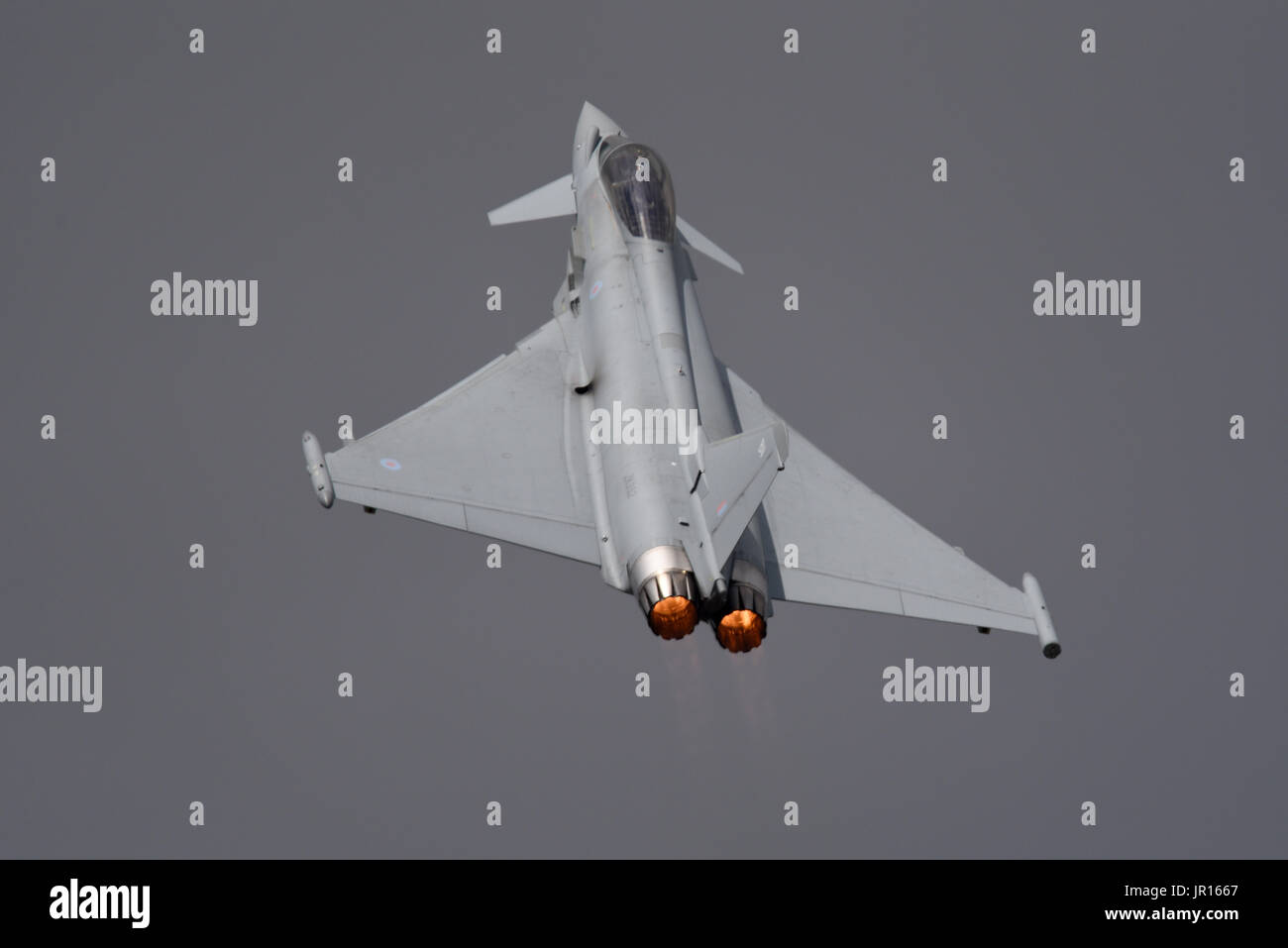 RAF Typhoon FGR4 aereo da combattimento jet ZK352 zoom che sale dopo il decollo per essere esposto al RIAT Airshow Foto Stock