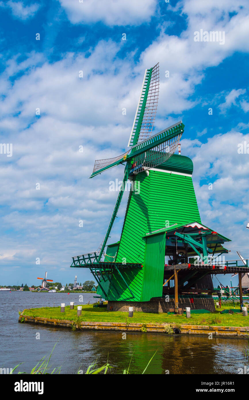 Mulini a vento nei Paesi Bassi - vista tipica in Olanda Foto Stock