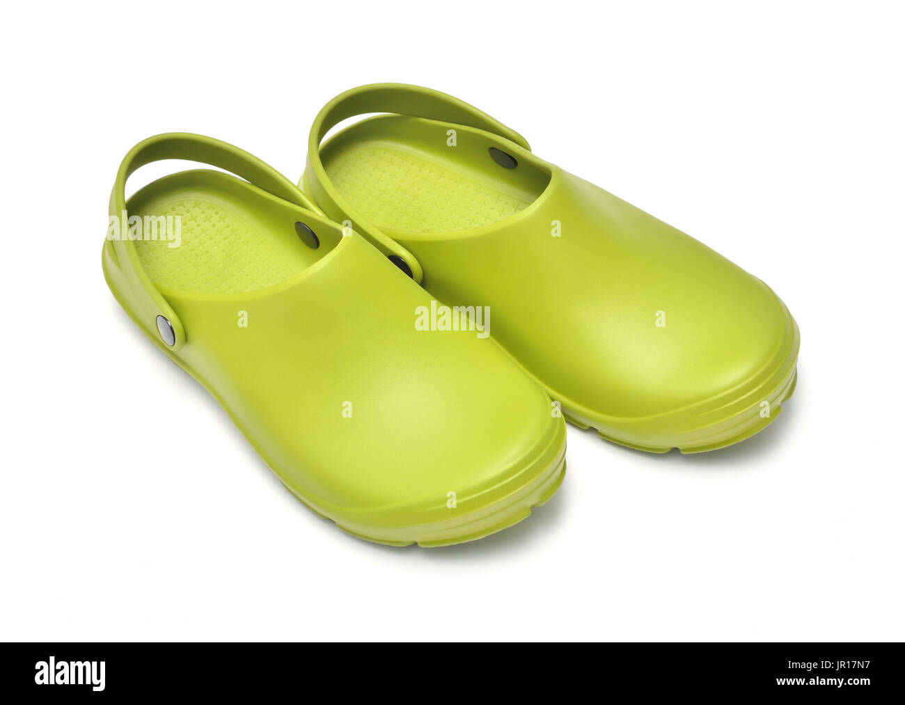 Crocs scarpe. Una coppia di zoccoli verde isolato su sfondo bianco w/ percorso Foto Stock
