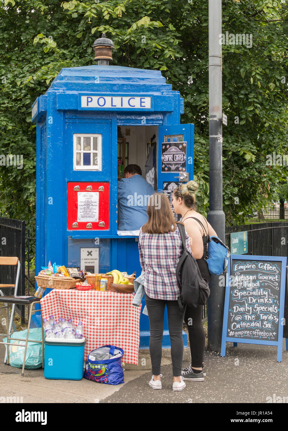 Casella di polizia di Glasgow Scozia - tardis style - utilizzati come coffee shop e caffetteria - Empire Caffè - Piazza della Cattedrale di Glasgow, Scozia Foto Stock
