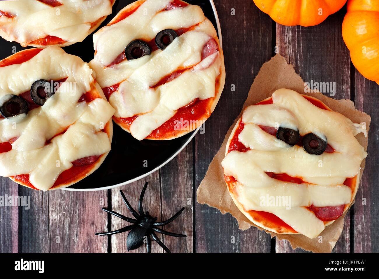 Halloween mummia mini pizza overhead sulla scena rustico sfondo di legno Foto Stock