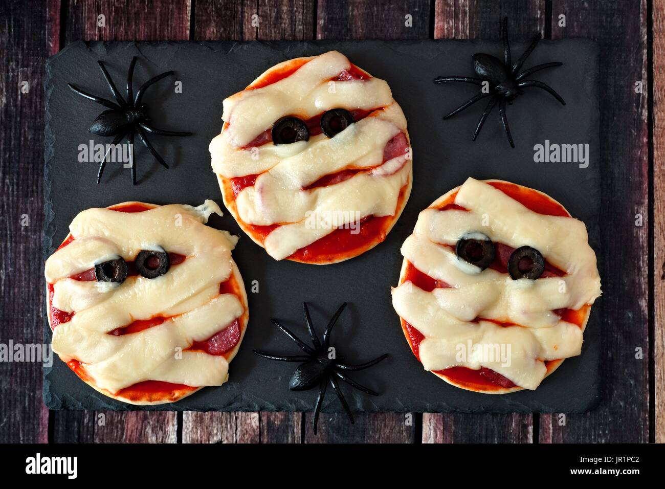 Halloween mummia mini pizza sul server di ardesia con ragni Foto Stock