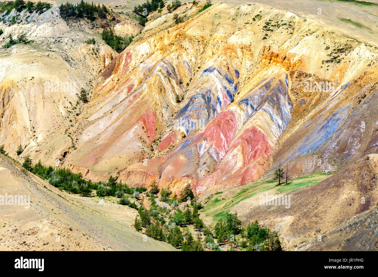 Suolo multicolore di mercurio ricorrenza in Altai steppa vicino Kyzyl-Chin Foto Stock