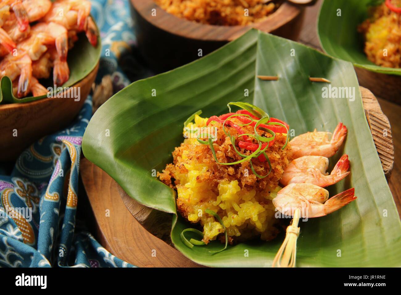 Ketan Serundeng Udang. Curcuma riso appiccicoso con arrosti di noce di cocco e gamberetti saté Foto Stock