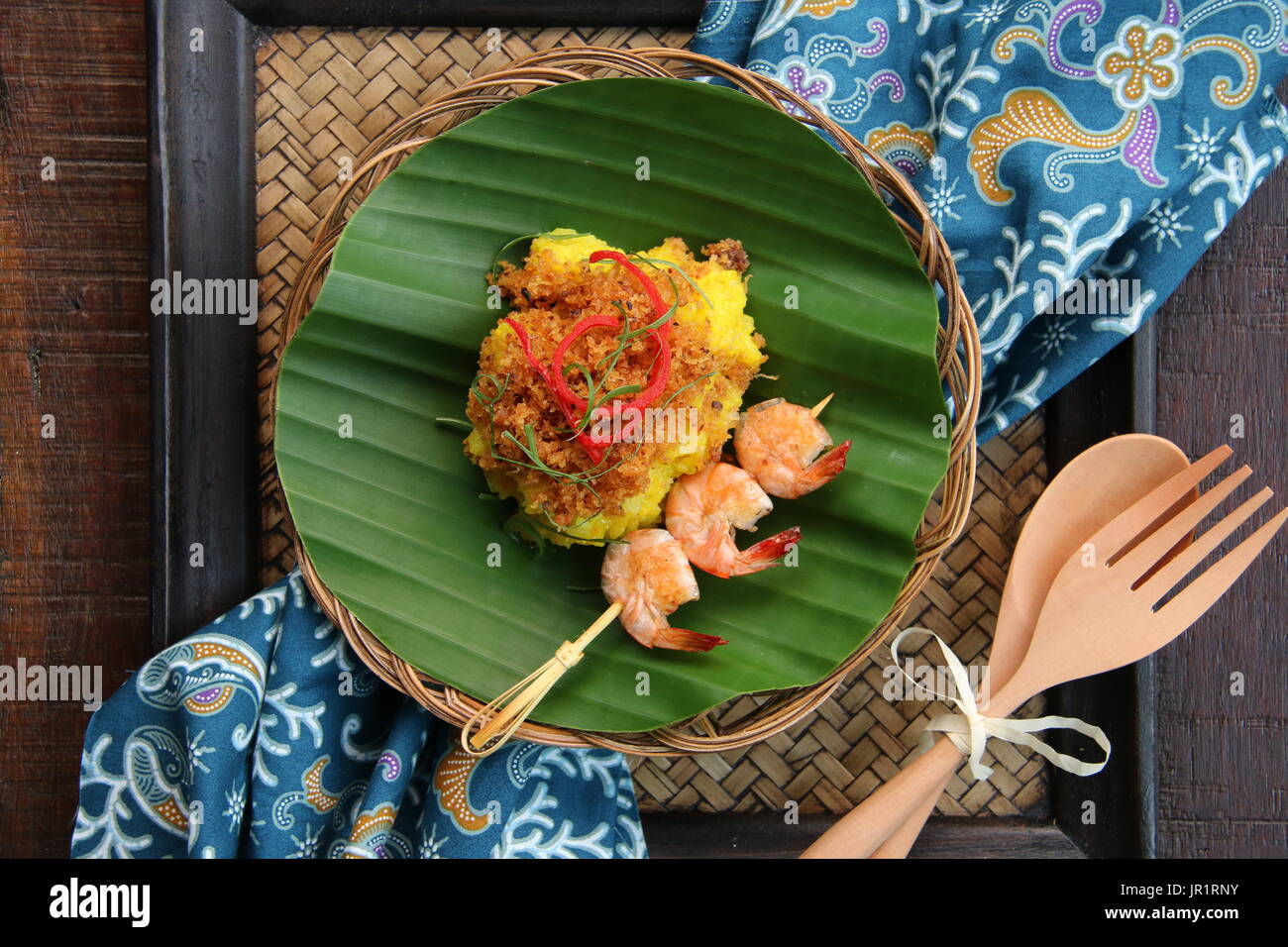 Ketan Serundeng Udang. Curcuma riso appiccicoso con arrosti di noce di cocco e gamberetti saté Foto Stock