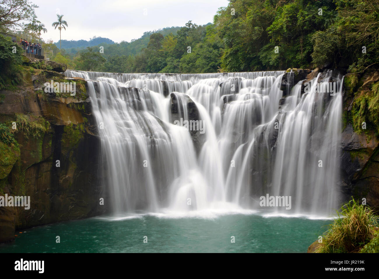 Lunga esposizione della cascata Shifen sul fiume Keelung nel quartiere Pingxi, Nuova Citta' di Taipei, Taiwan Foto Stock