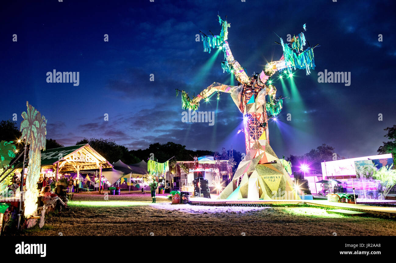 Il Gigante albero magico di notte festival di Glastonbury Regno Unito Foto Stock