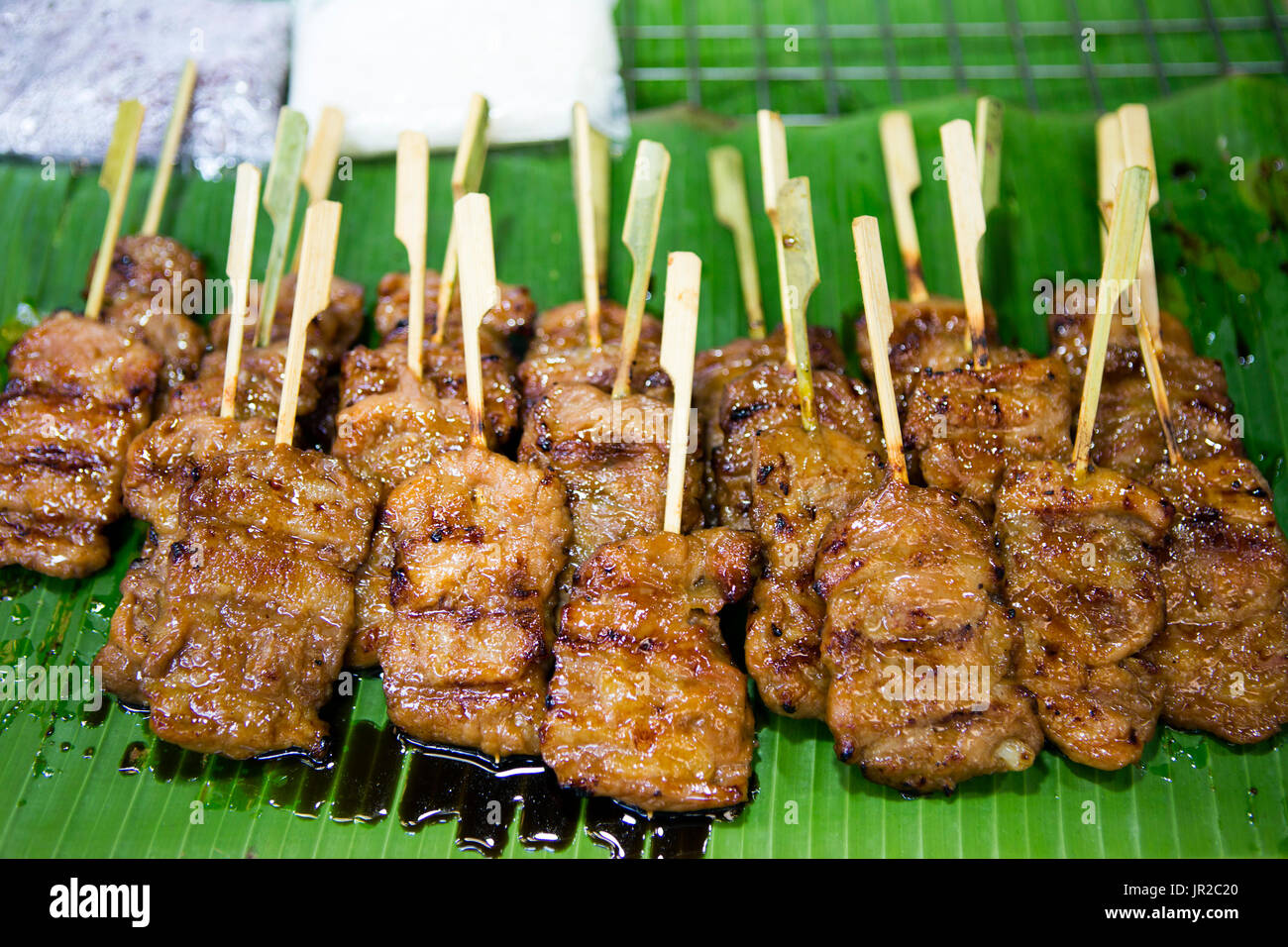 Thai grigliate di carne di maiale satay chiamato Moo Yang è un popolare street food snack. Foto Stock