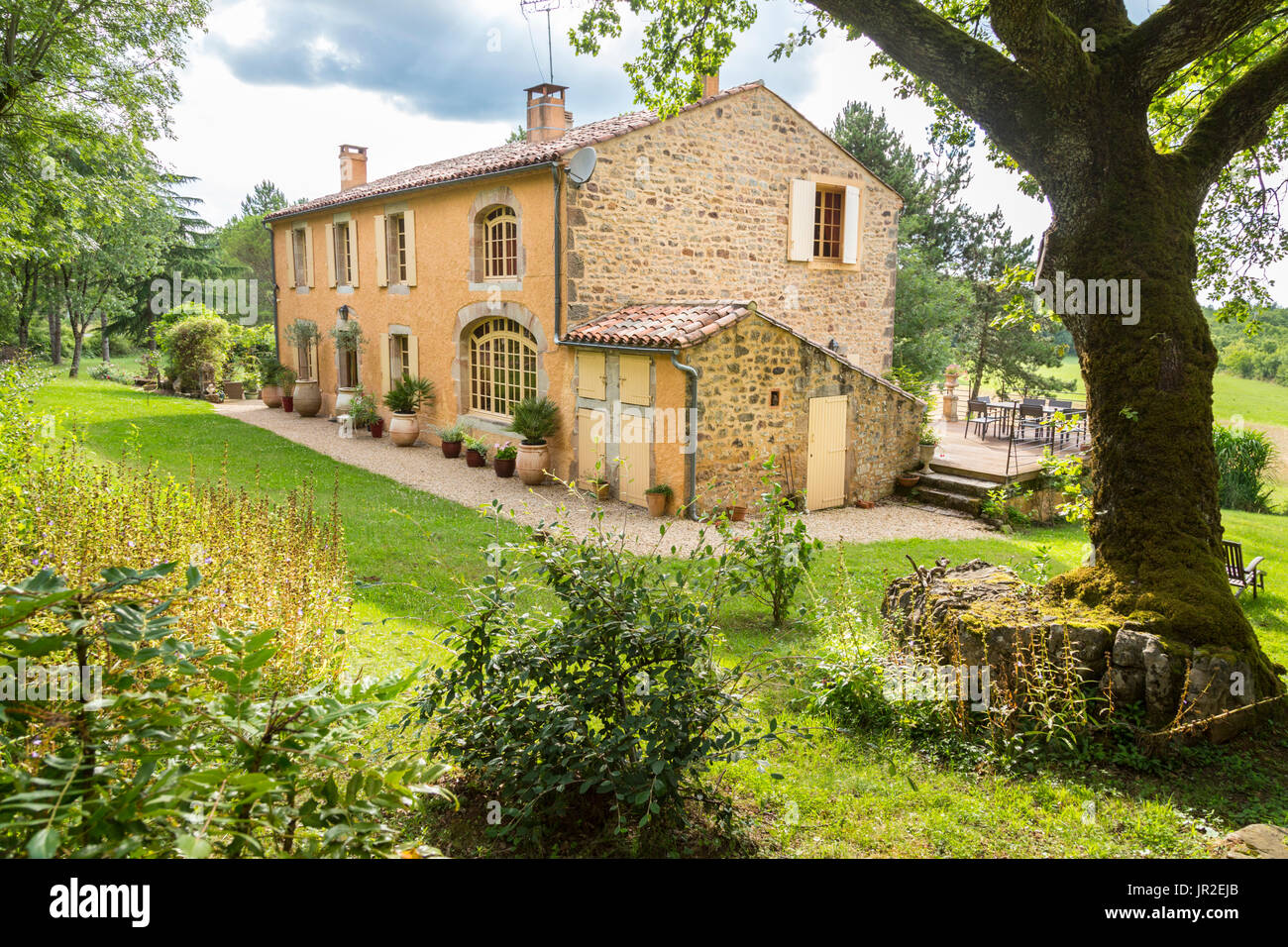 Antico casale in pietra circondato da tranquilli giardini nel sud della Francia Foto Stock