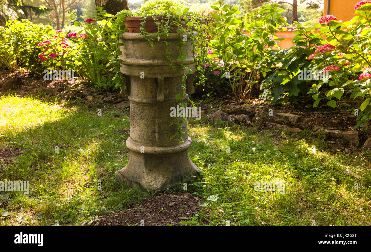 Zoccolo in pietra in francese antico giardino di campagna Foto Stock