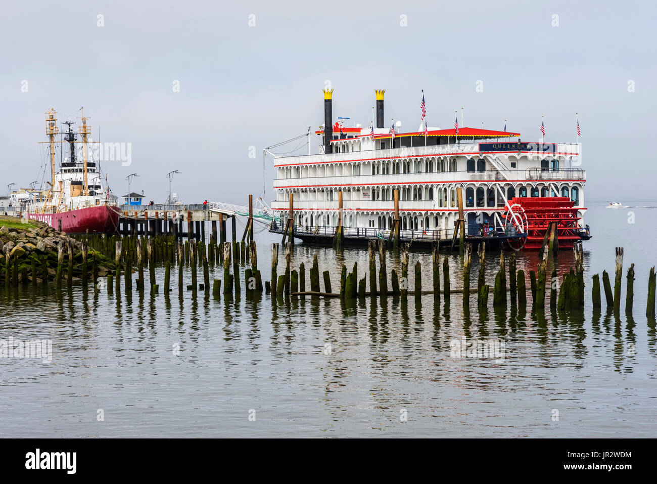 Barche ormeggiate al XVII Street Pier; Astoria, Oregon, Stati Uniti d'America Foto Stock