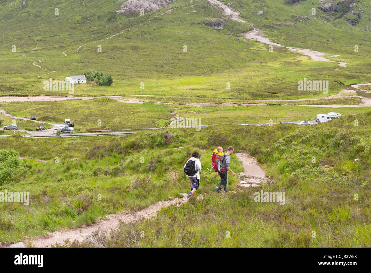 Famiglia a piedi in glencoe, Scozia - giovane famiglia percorrendo a piedi il Devil's Staircase indietro verso il Altnafeadh layby sulla A82 Road, Scotland, Regno Unito Foto Stock