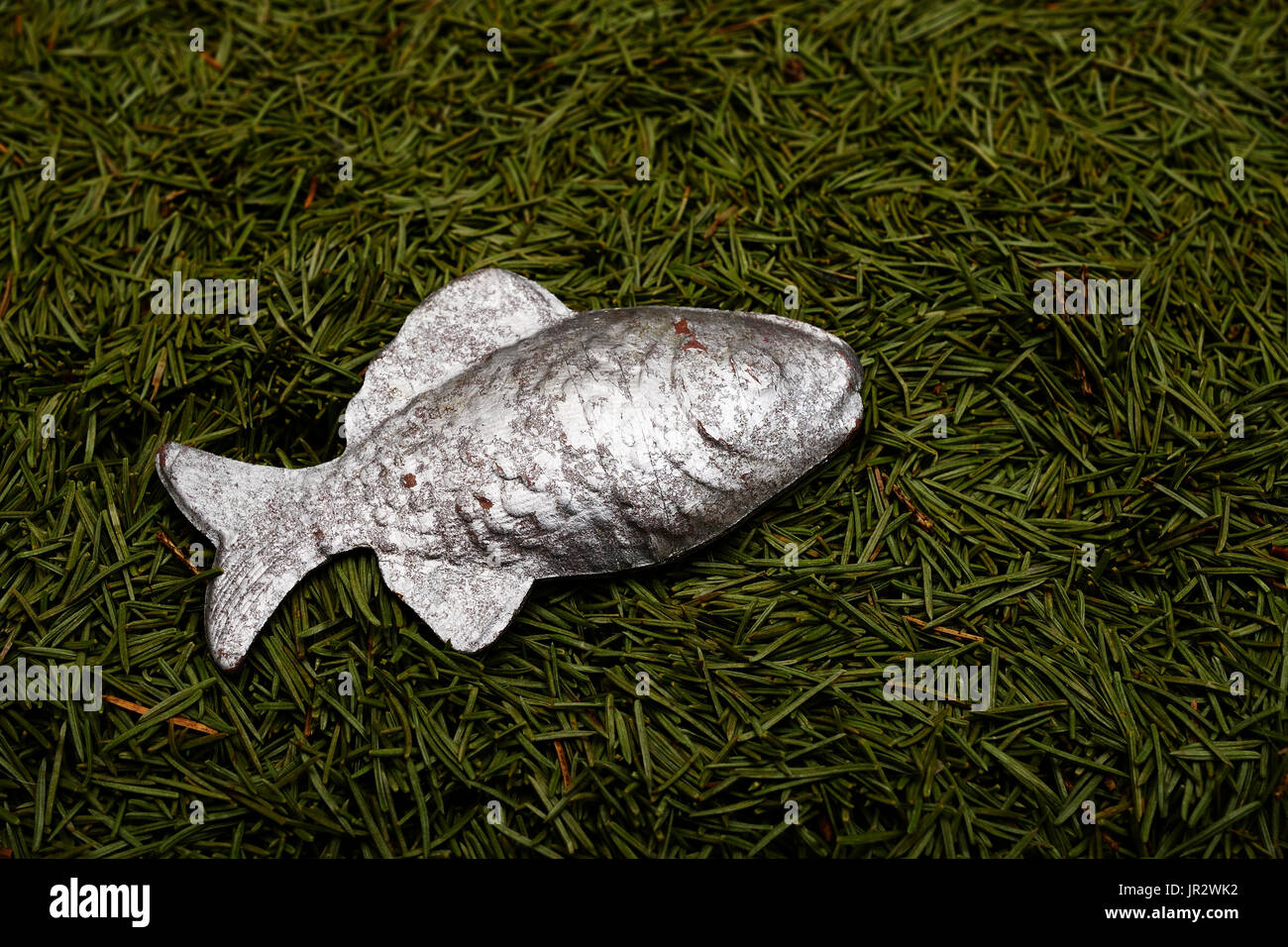 Sfondo di natale di pelliccia verde-tree aghi e pesce giocattolo Foto Stock