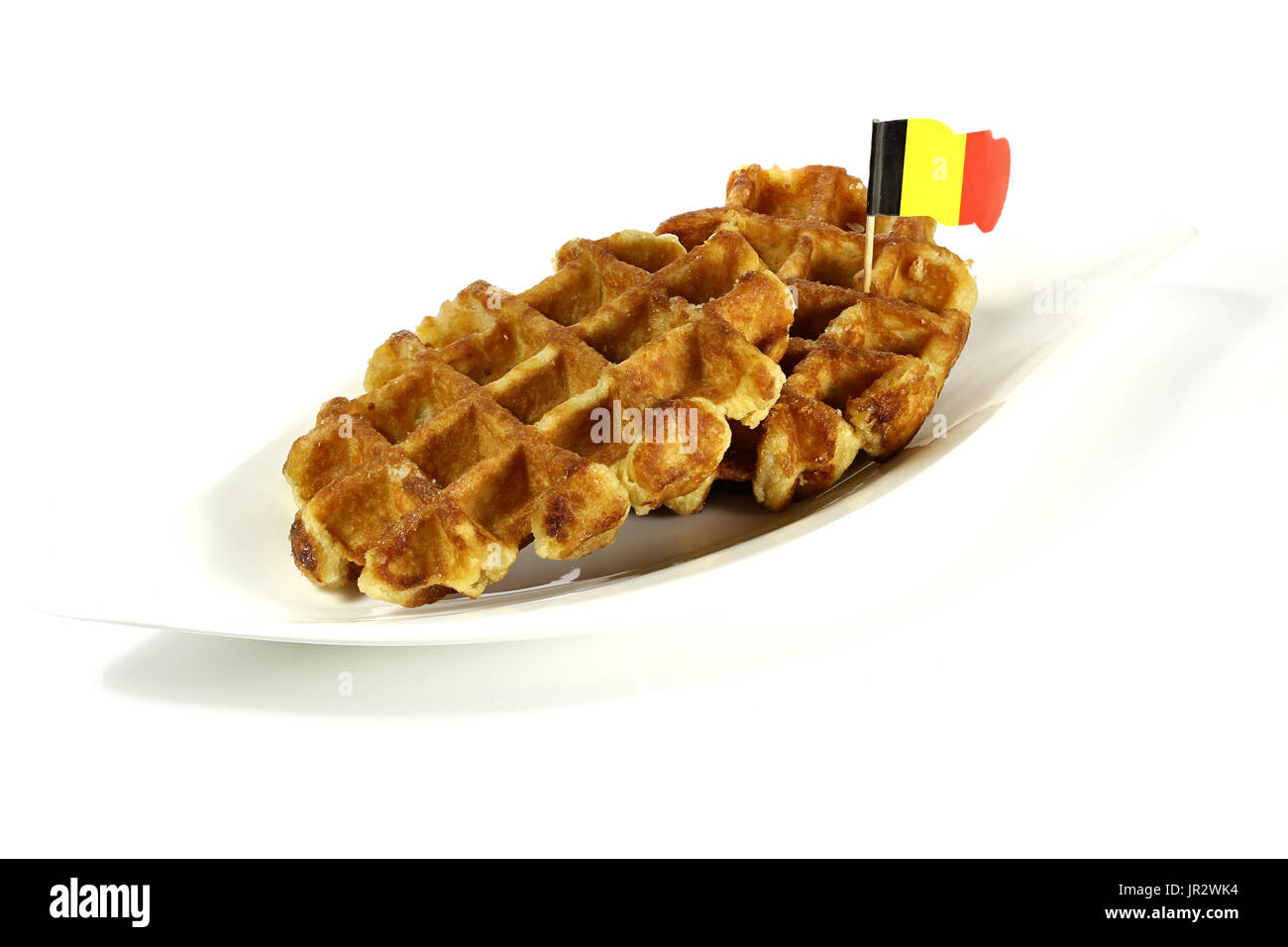 Waffle belgi serviti su una piastra di ceramica isolata su sfondo bianco Foto Stock