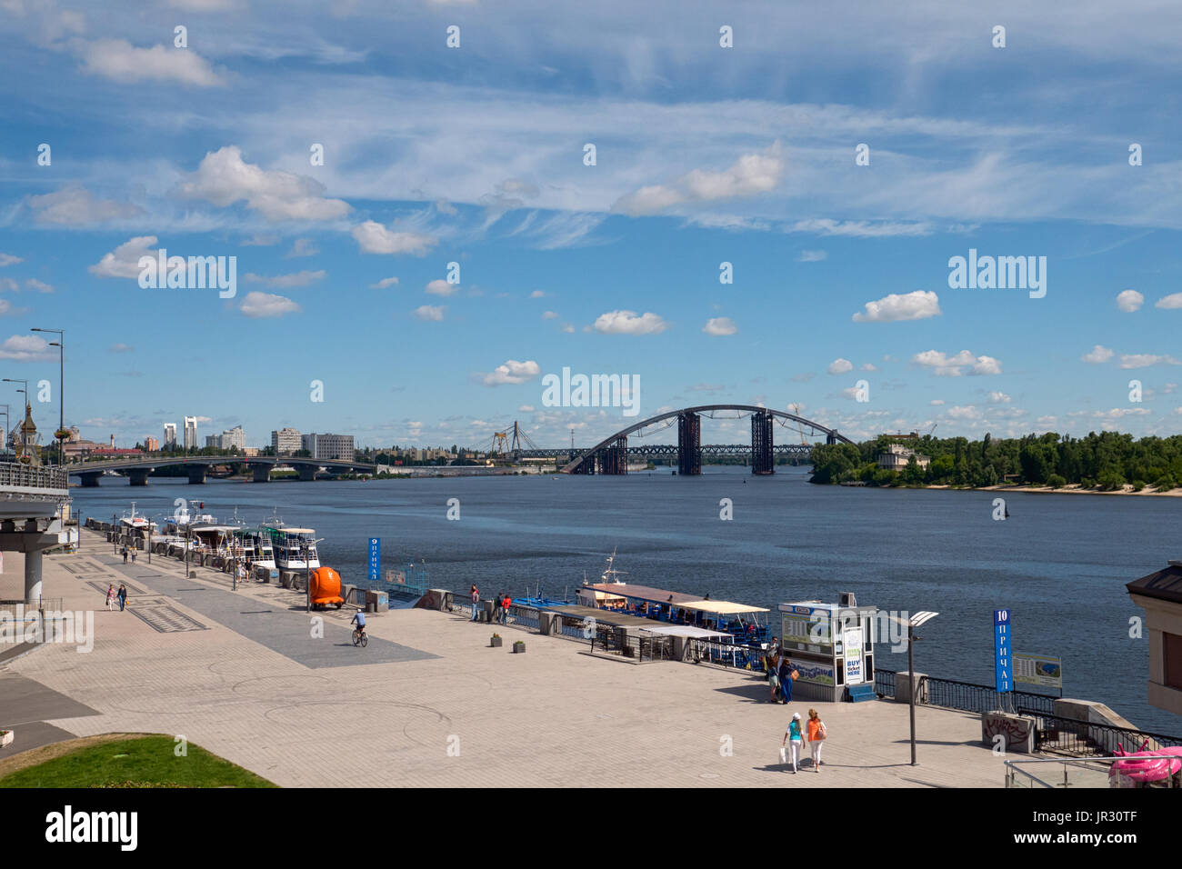 KIEV, UCRAINA - 12 GIUGNO 2016: Porto sul fiume di Kiev sul fiume Dnieper (Dnipro) nel distretto di Podil Foto Stock