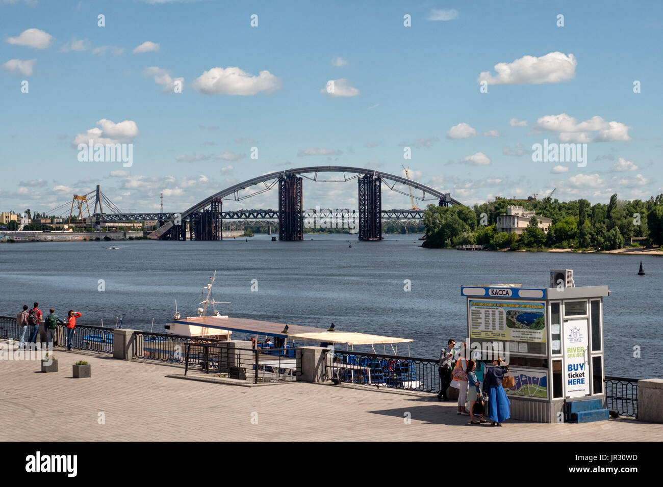 KIEV, UCRAINA - 12 GIUGNO 2016: Porto sul fiume Dnieper (Dnipro) con il Ponte Podilsko-Voskresensky sullo sfondo Foto Stock