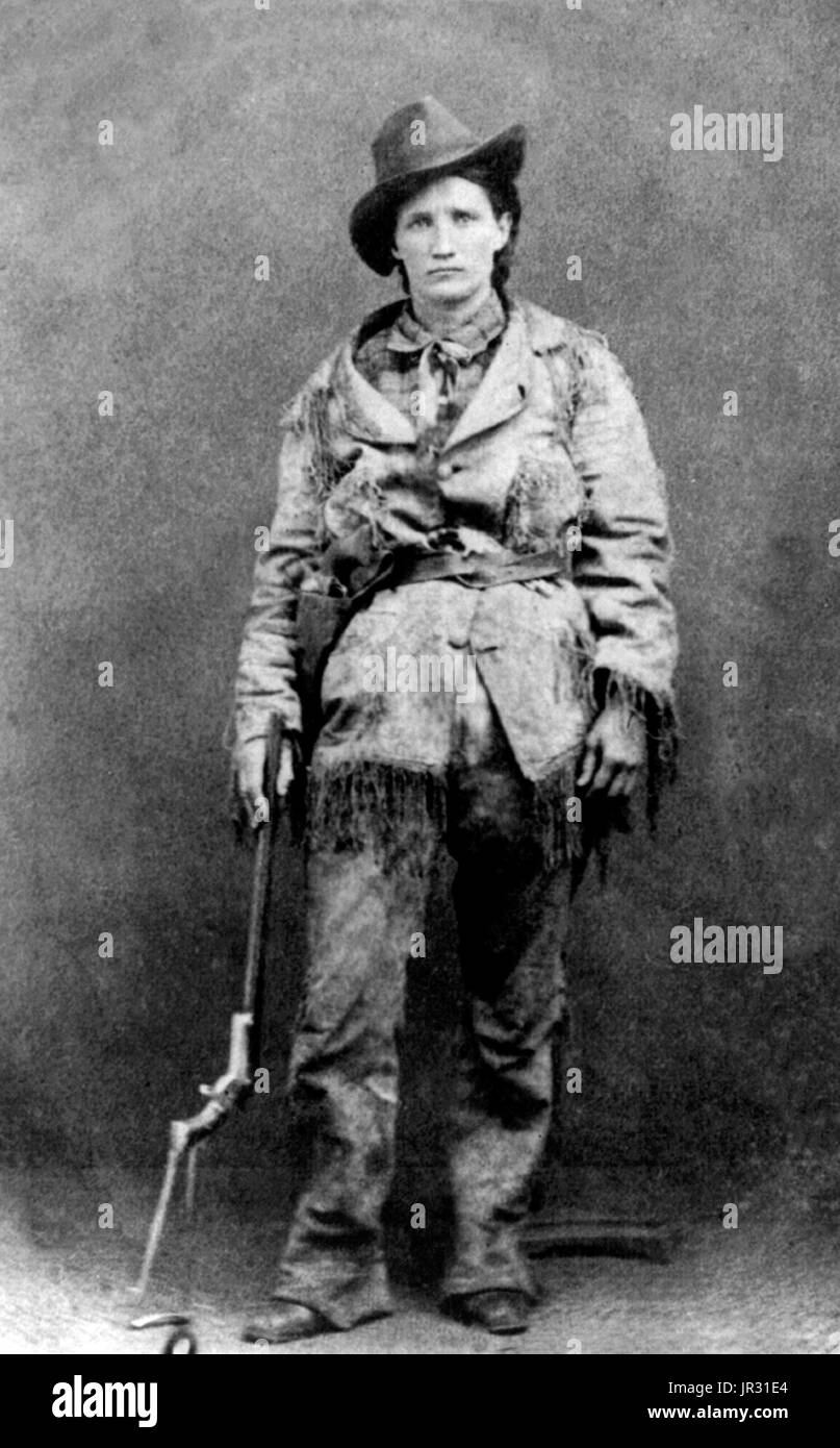 Martha Jane Canary (1 maggio 1852 - 1 agosto 1903), meglio noto come Calamity Jane, era un American frontierswoman e professional scout. Ella ha ricevuto poca o nessuna istruzione formale ed era analfabeta. Ha lavorato come una lavastoviglie, un cuoco, una cameriera, una sala da ballo girl, un infermiere e un bue team driver. Nel 1874, ha trovato lavoro come uno scout a Fort Russell. In 1876, lei si stabilirono nella zona di Deadwood divenne e amichevole con Wild Bill Hickok e Charlie pronunciare. Dopo Hickok la morte ha continuato a vivere nel Deadwood e nel tardo 1876 o 1878, Ella nutrì le vittime di una epidemia di vaiolo. In 1881, ha Foto Stock