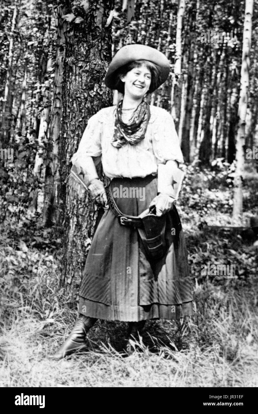 La storia delle donne in Occidente e le donne che hanno lavorato sul ranch di bestiame in particolare, non è così ben documentato come quello degli uomini. Non è stato fino a quando l'avvento del selvaggio West mostra che 'cowgirls " è entrato in proprio. Queste donne adulte erano abili esecutori, dimostrando l'equitazione, esperto precisione di tiro e trick roping che hanno intrattenuto il pubblico di tutto il mondo. Le donne come Annie Oakley divenne nomi familiari. Dal 1900, gonne split per passeggiate a cavallo divenne popolare e hanno permesso alle donne di competere con gli uomini senza scandalizing Era Vittoriana il pubblico da indossare abbigliamento uomo o, peggio ancora, blo Foto Stock